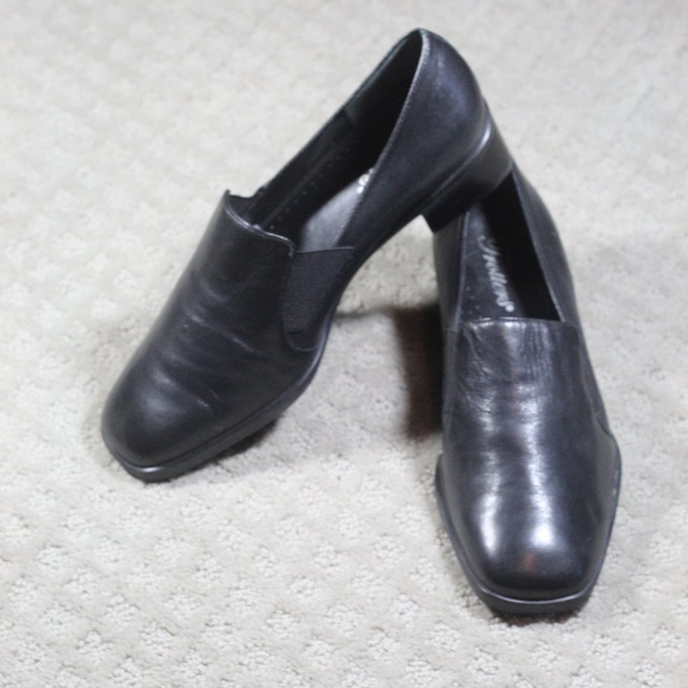 NWOT Trotters Size 7 Black Leather 1.5" Block Heeled Loafers